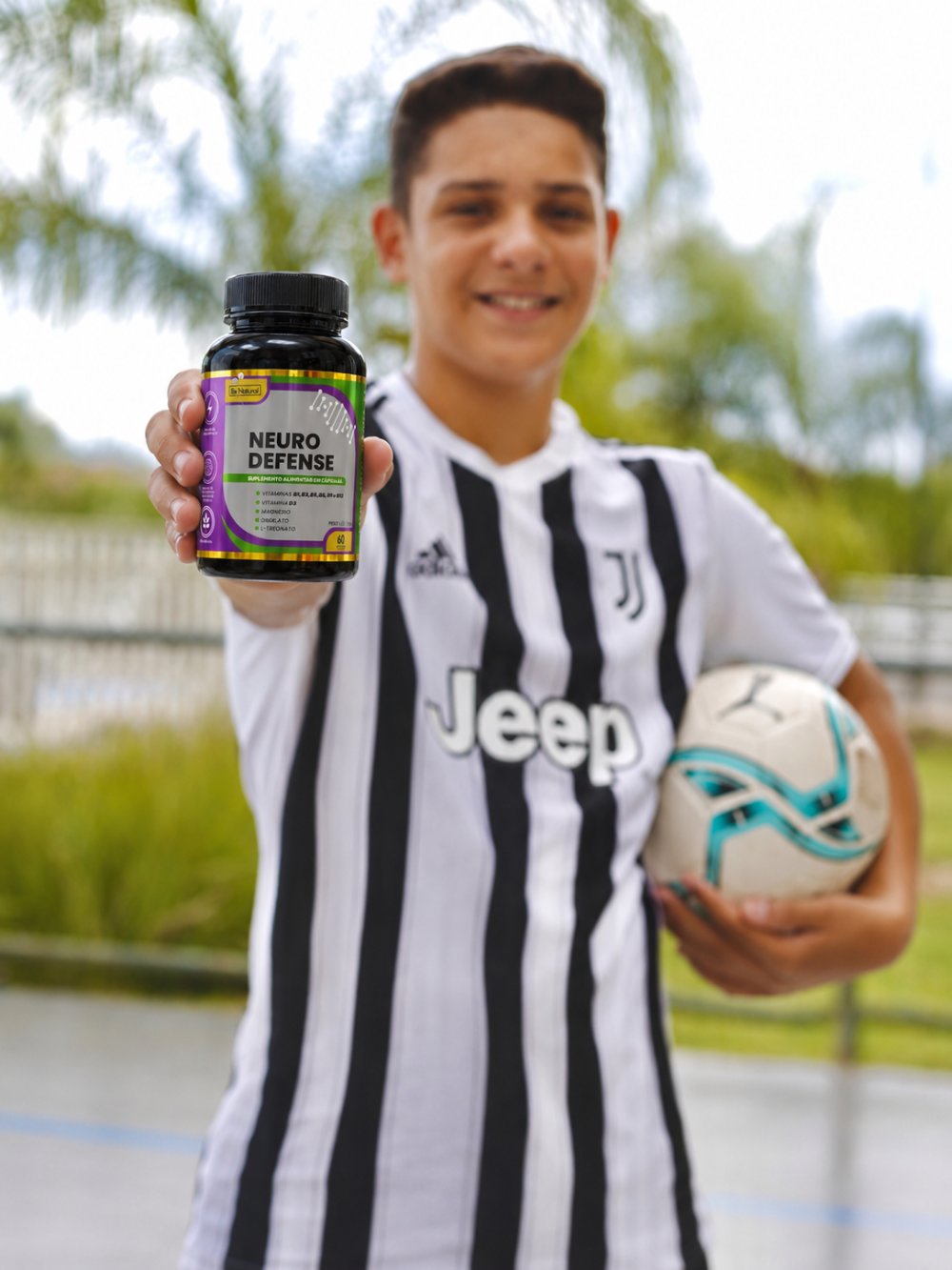 Jovem atleta segurando o Neuro Defense da Be Natural