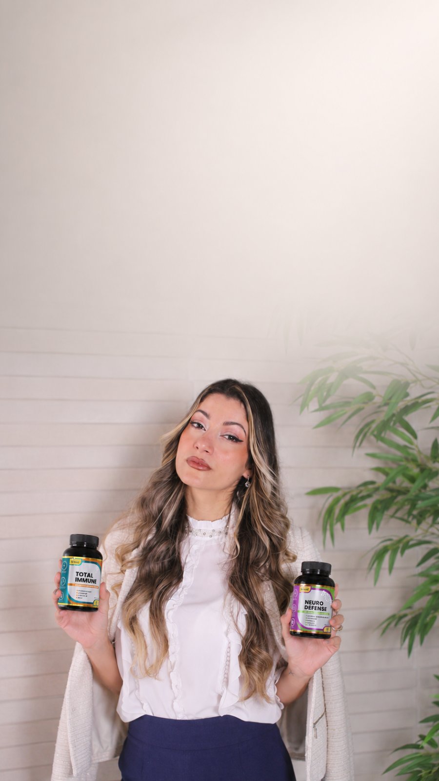 Mulher segurando Neuro Defense e Total Immune da Be Natural